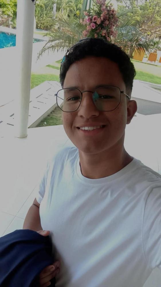 Jovem de Irecê lança rifa para custear cirurgia urgente de cerotocone 