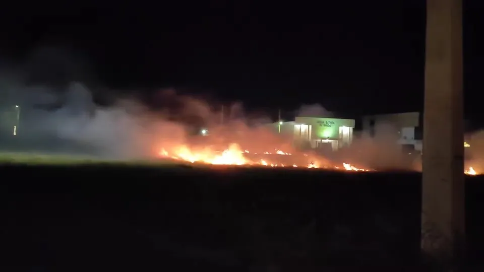Incêndio em terreno baldio próximo ao Hospital Regional de Irecê causa transtornos 