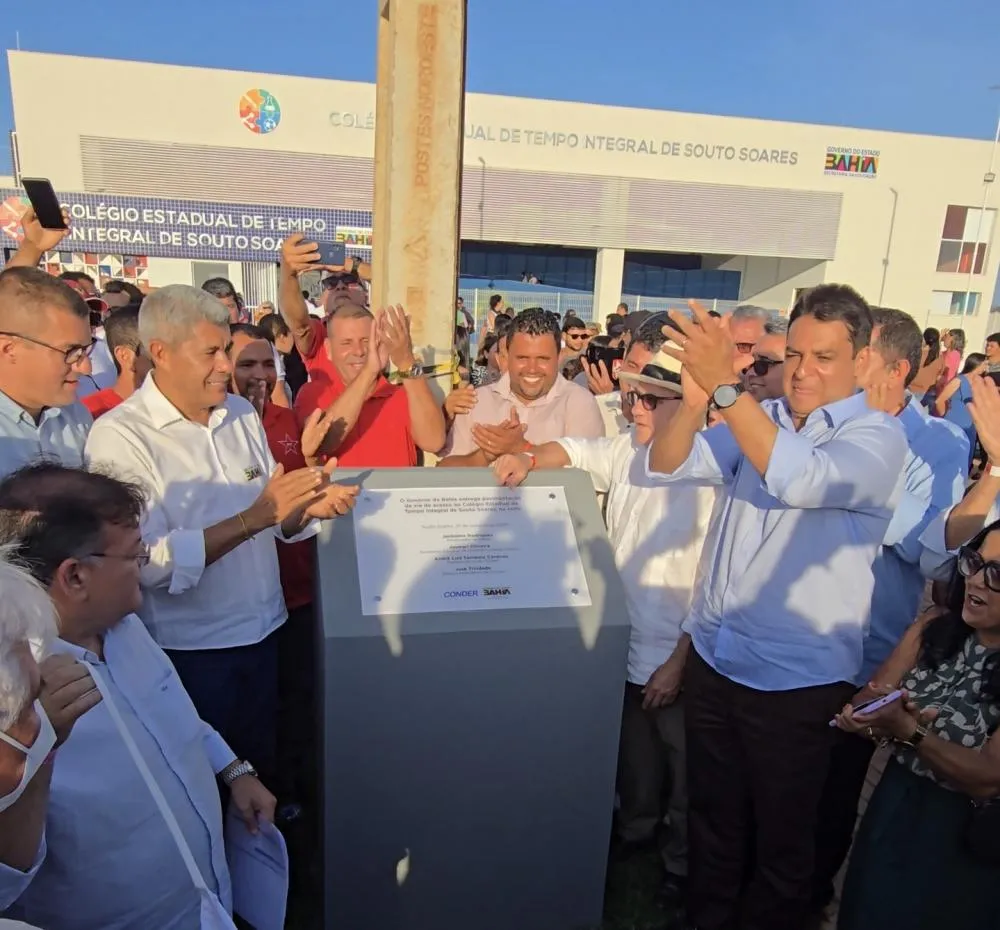 Souto Soares comemora inauguração de dois colégios de tempo integral e entrega de ônibus escolar