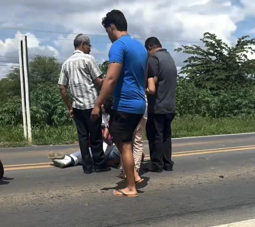 Carro e moto colidem na BA-052, próximo a parque aquático 