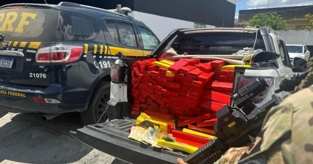PRF apreende meia tonelada de maconha e veículo clonado em Feira de Santana