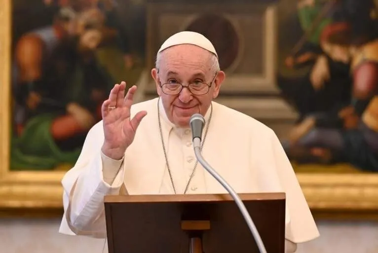 Homens gays podem ser padres desde que não transem, diz Vaticano