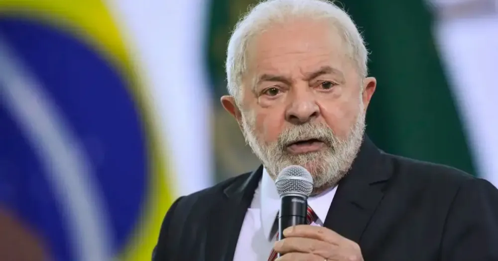 Lula sanciona lei que proíbe uso de celular nas escolas em todo o país