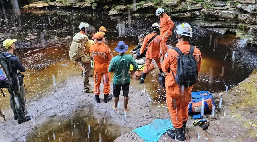 Homem cai de cachoeira de 5 metros na Bahia e sofre múltiplas fraturas