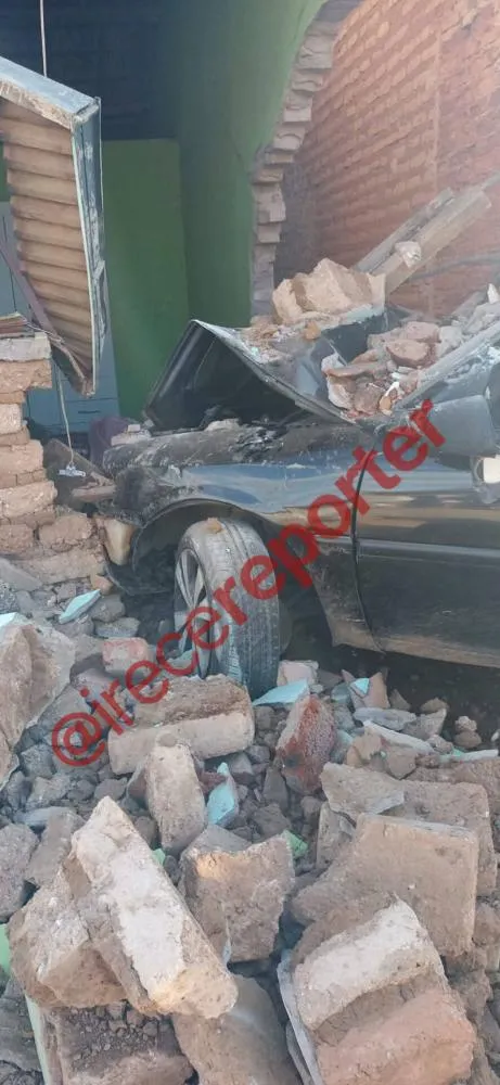 Carro desgovernado atinge casas em Lapão e mulher é socorrida pelo SAMU
