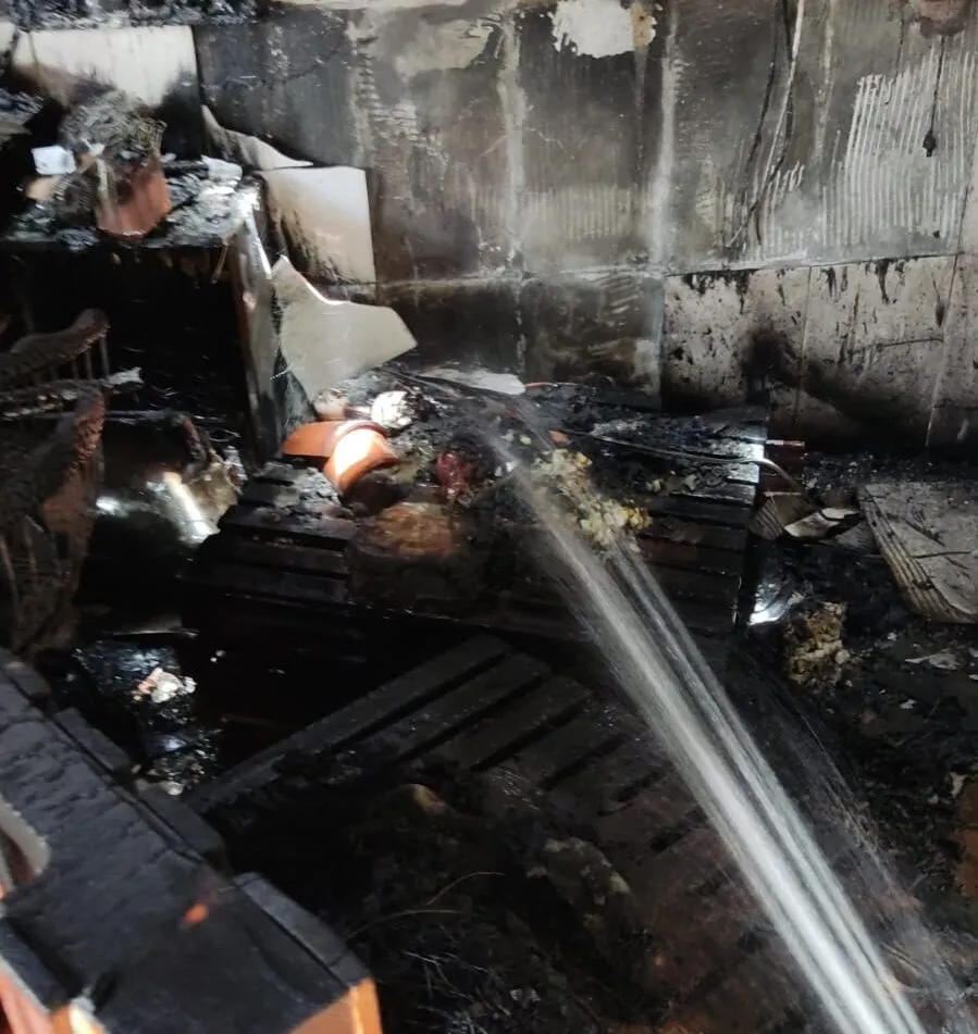 Incêndio destrói residência em Irecê; curto-circuito pode ter sido a causa