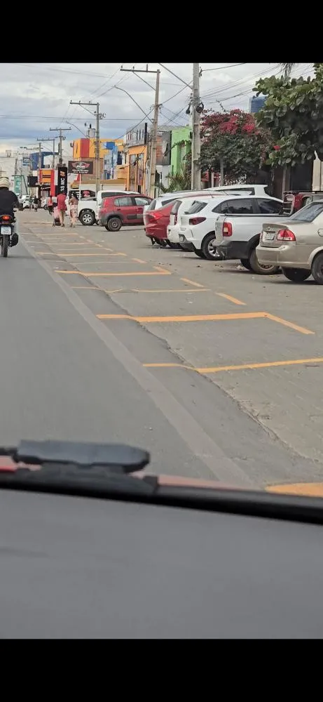 Prefeitura sinaliza Avenida Primeiro de Janeiro para melhorar trânsito e circulação de pedestres