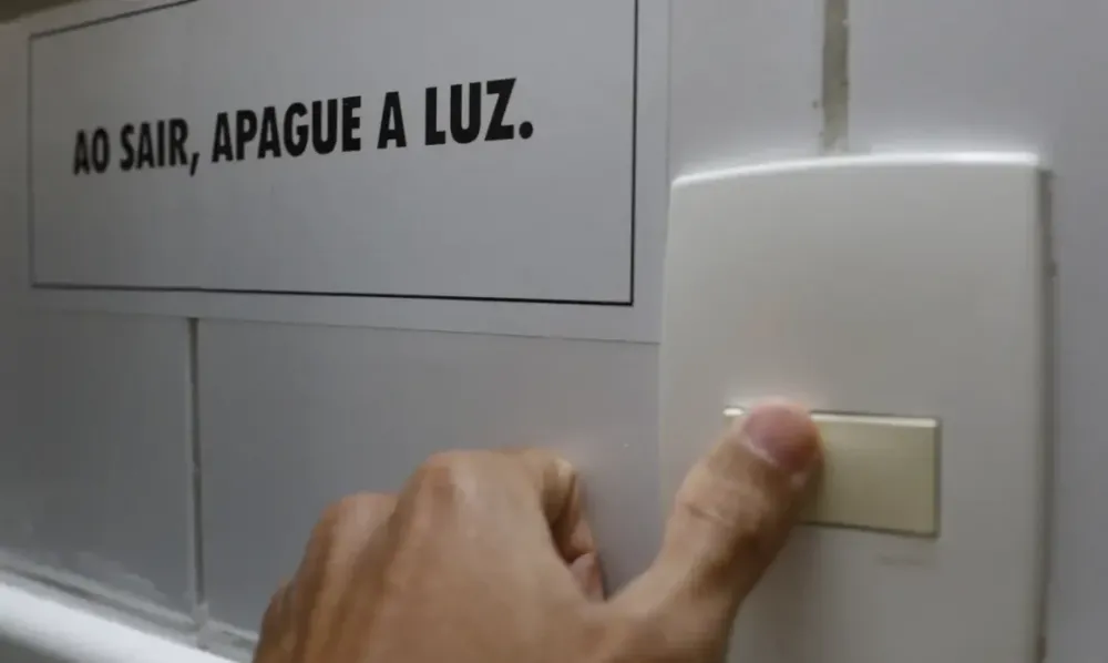 Baianos vão pagar mais caro na conta de luz com bandeira vermelha em agosto