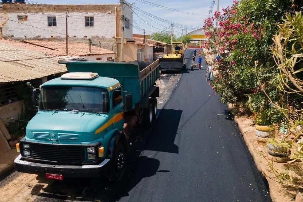Prefeitura de Irecê leva pavimentação em asfalto quente à Rua Umbuzeiro