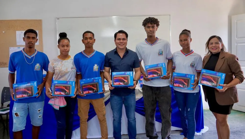 Prefeitura de Jussara premia alunos e professores com tablets e notebooks