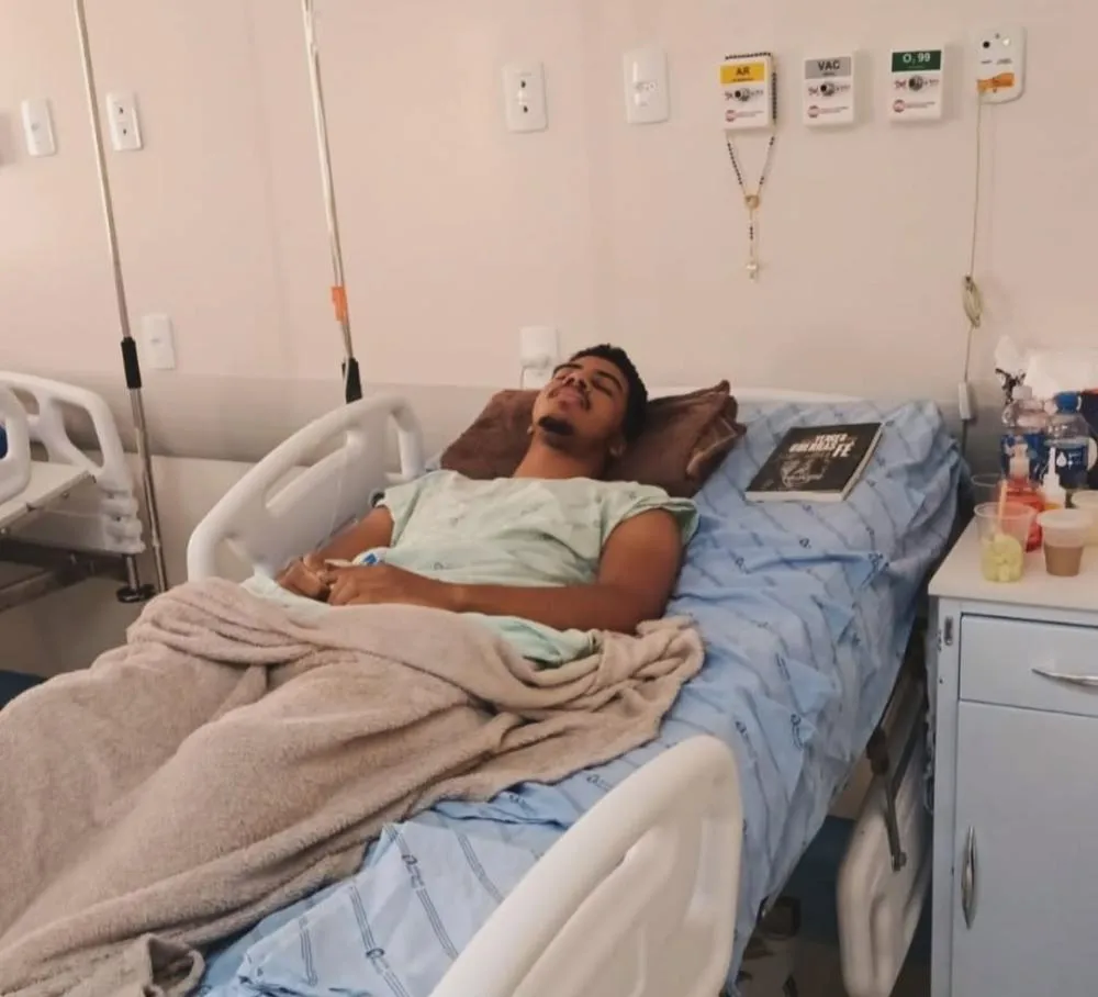 Família de jovem internado em Irecê pede regulação urgente para cirurgia na coluna em Salvador 
