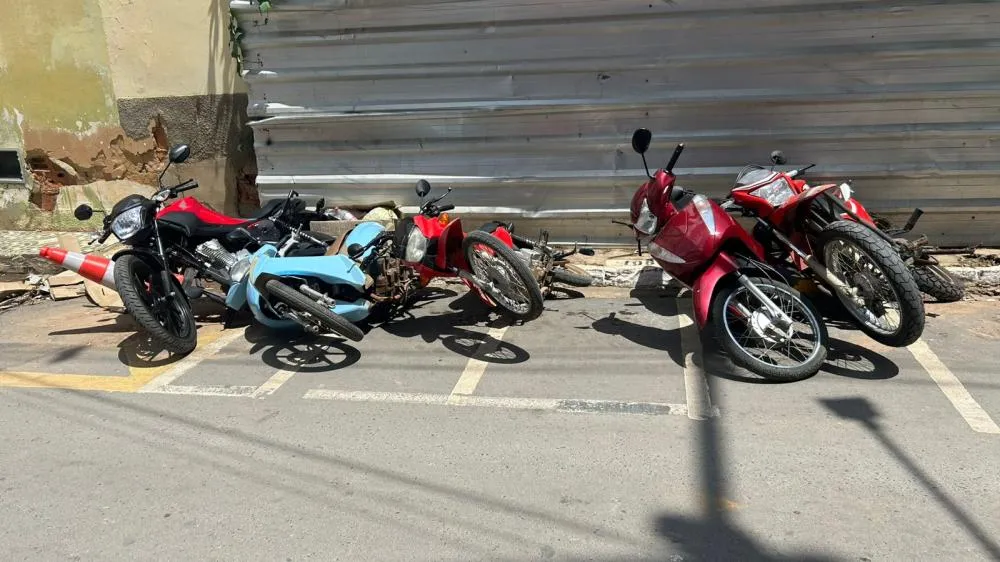 Motos são derrubadas em estacionamento no centro de Irecê e causam prejuízos aos donos