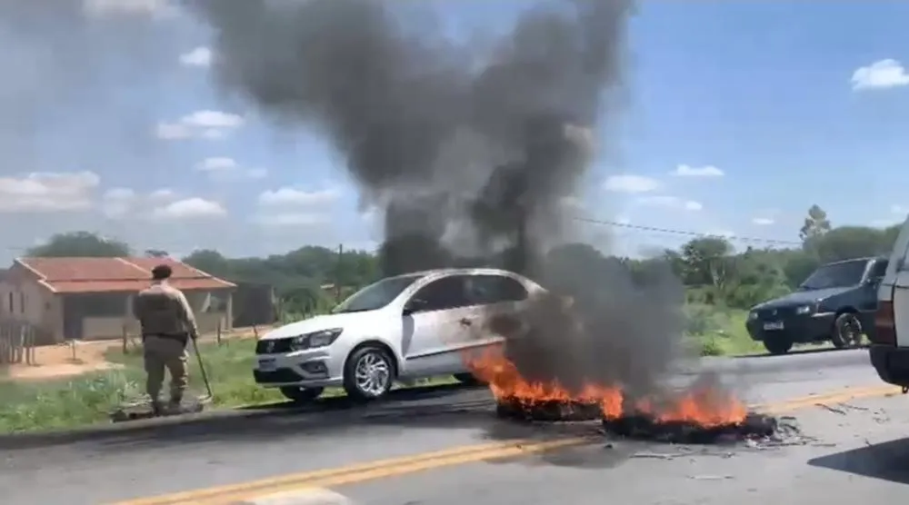 Familiares de detentos protestam na BA-052 contra supostos abusos no Conjunto Penal de Irecê