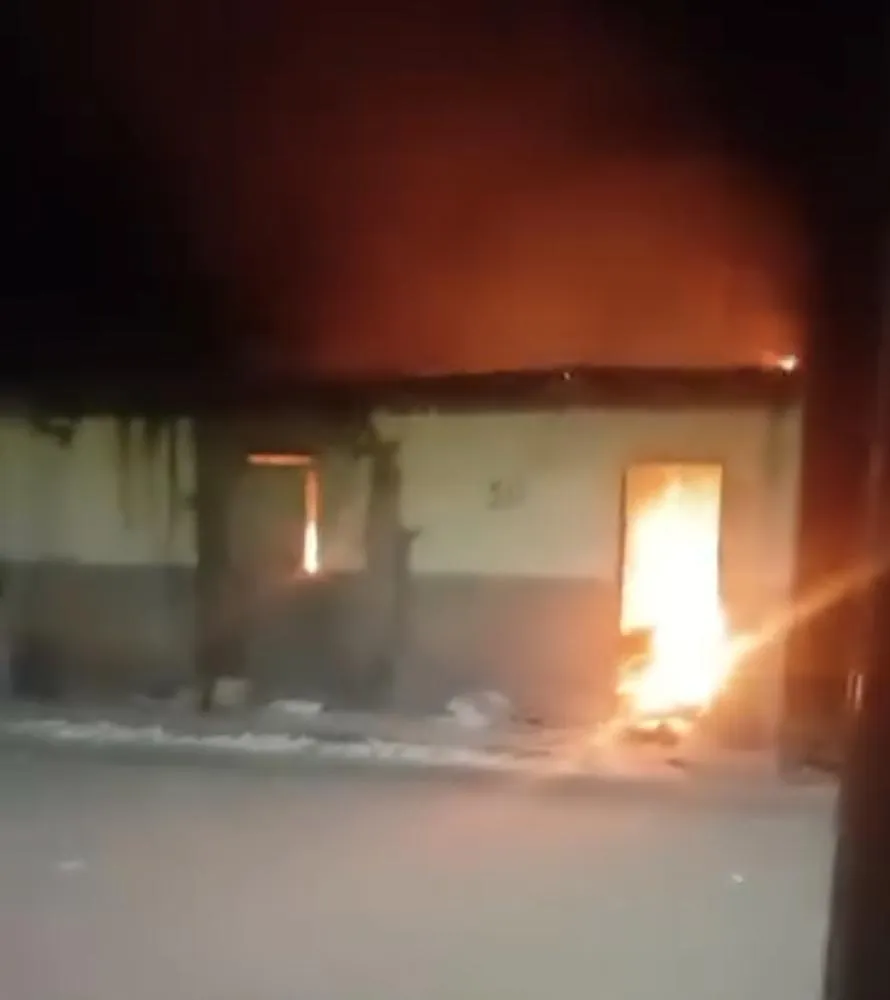 Homem bêbado incendeia a própria casa em Irecê 