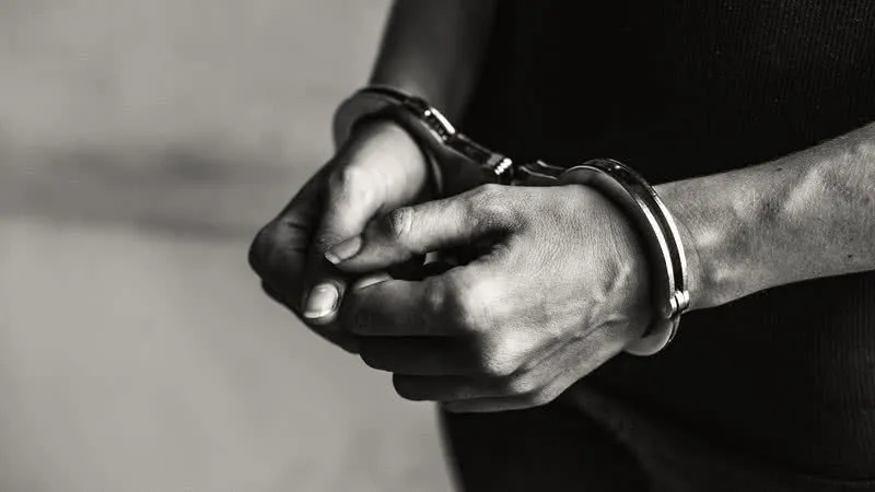Filho é preso após arremessar mãe idosa da janela de apartamento