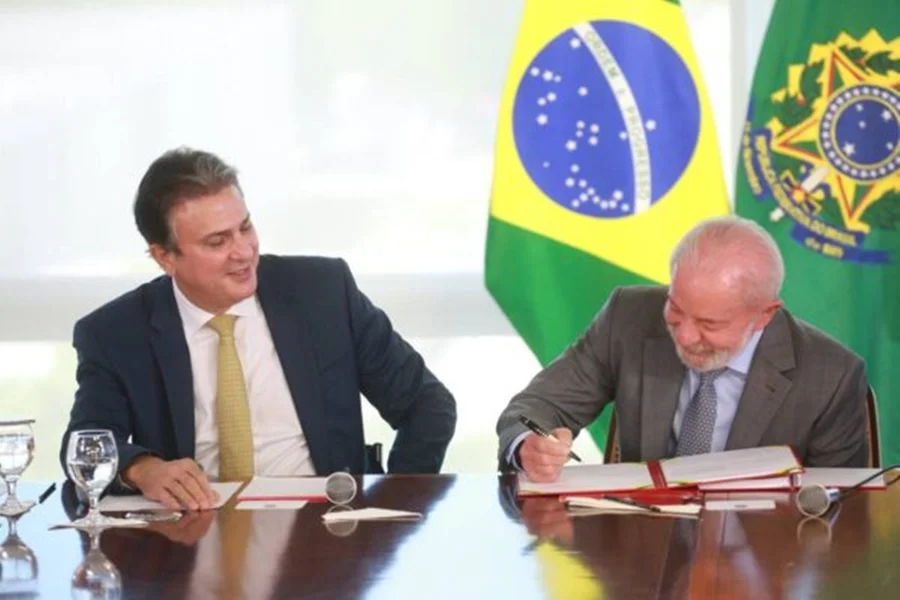 Lula assina MP com reajuste de 5,4% no piso salarial dos professores
