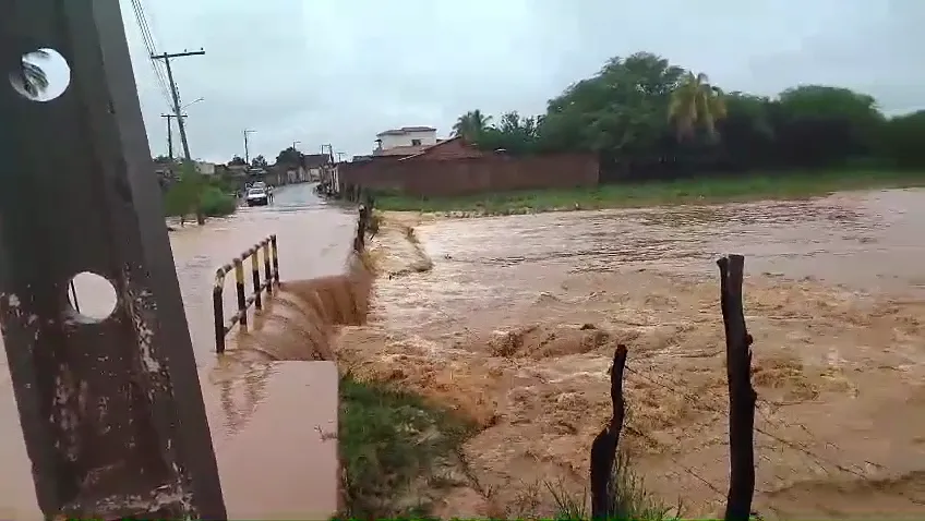 Chuva acima de 100 milímetros alaga ponte em São Gabriel nesta sexta-feira (27)