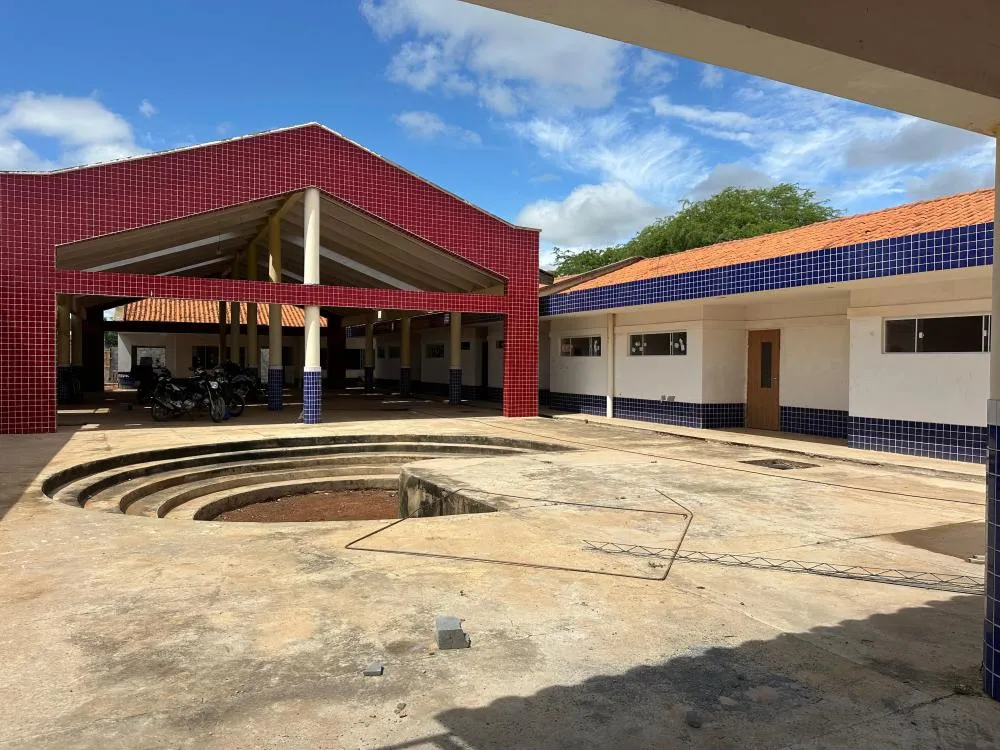 Prefeito Tacinho Mendes acompanha avanço das obras na creche municipal