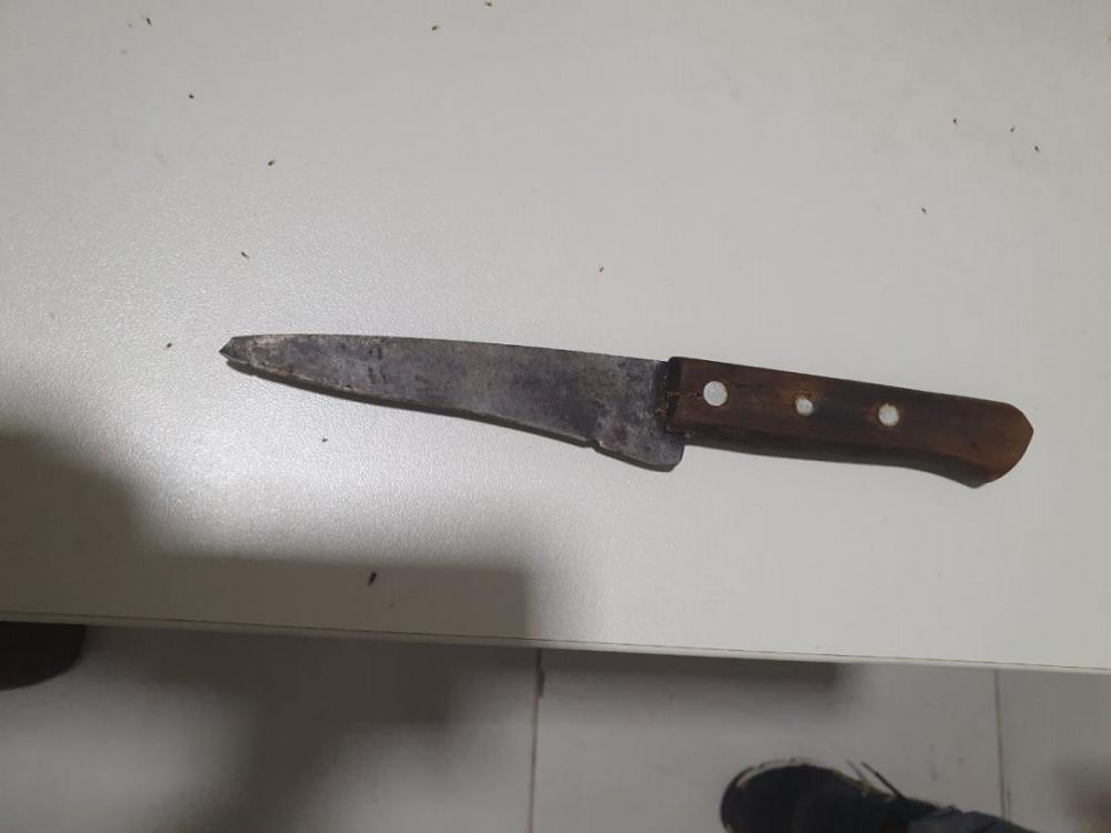 Polícia procura homem que ameaçou matar a própria mãe com uma faca
