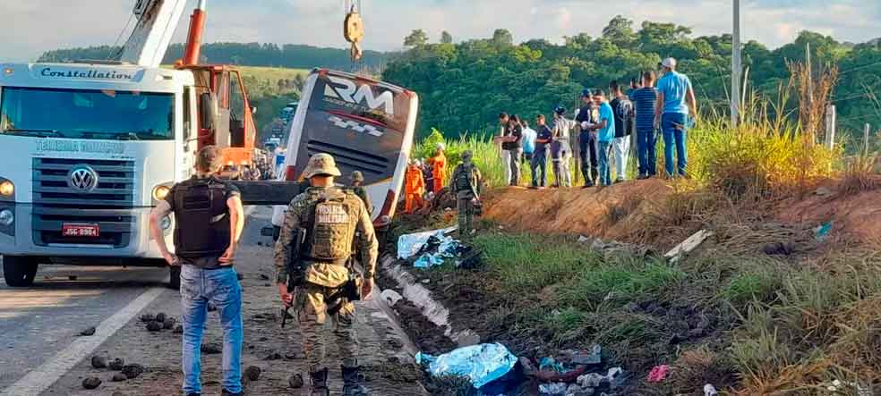 Ônibus de turismo tomba em rodovia na Bahia e deixa 9 mortos e 23 feridos